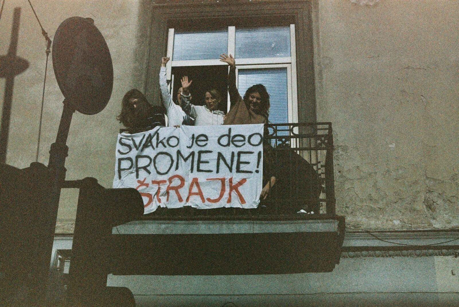 umetnost čekanja u redu: istorija i evolucija srpskog strpljenja
